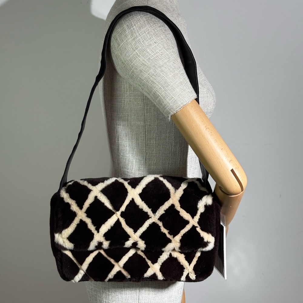 CHANEL Vintage Black Shearling chevre vel Quilted Shoulder Bag GHW